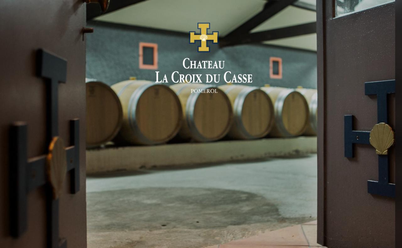 Chateau La Croix du Casse với biểu tượng là cây thánh giá nhỏ và vỏ sò, vùng Pomerol