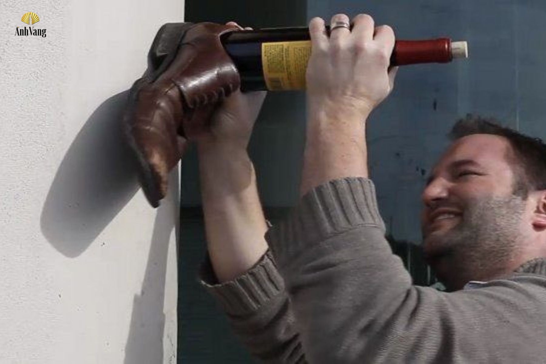 cach-mo-ruou-vang-bang-de-giay