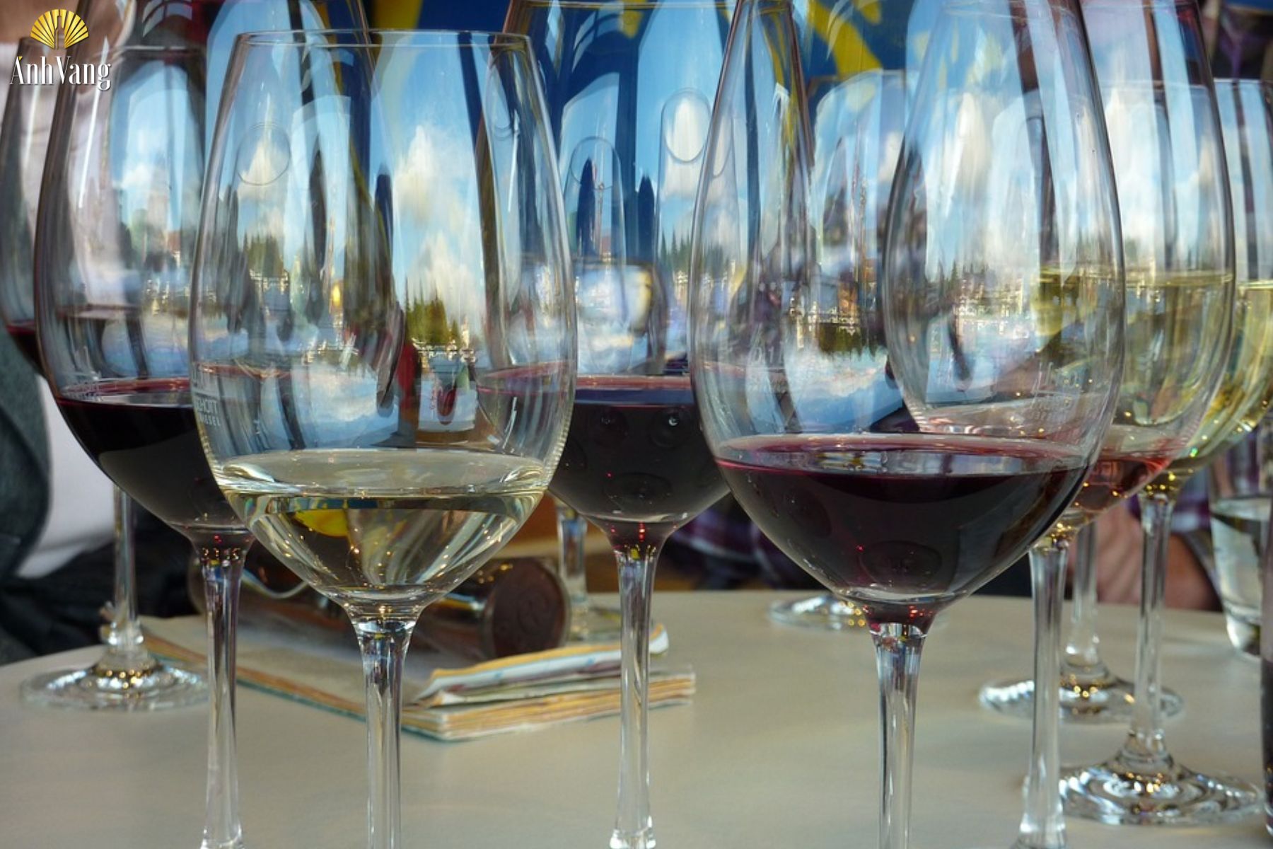 uong-ruou-vang-voi-da-nhiet-do-phu-hop-voi-ruou-vang-do-va-ruou-vang-trang