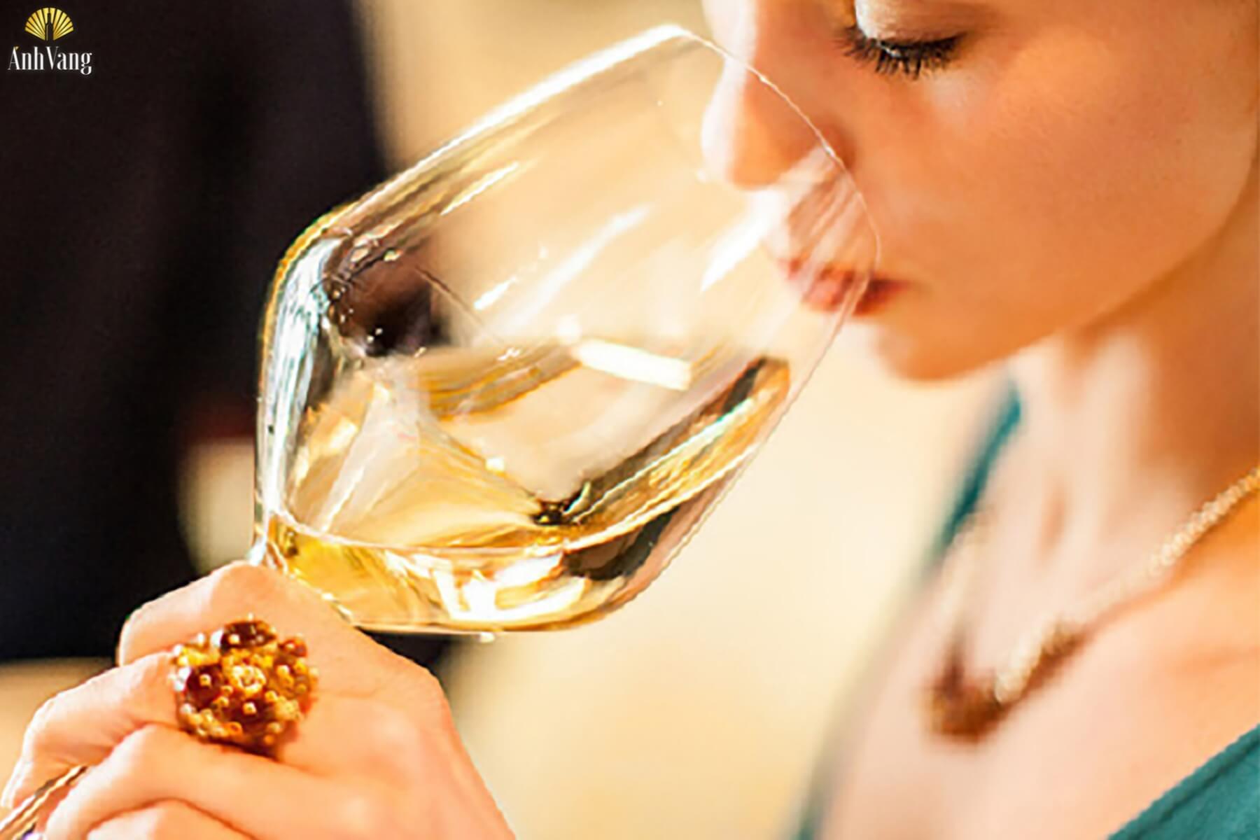 anh-huong-toi-giac-quan-khi-thuong-thuc-ruou