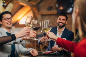 cach-cam-ly-ruou-vang-1