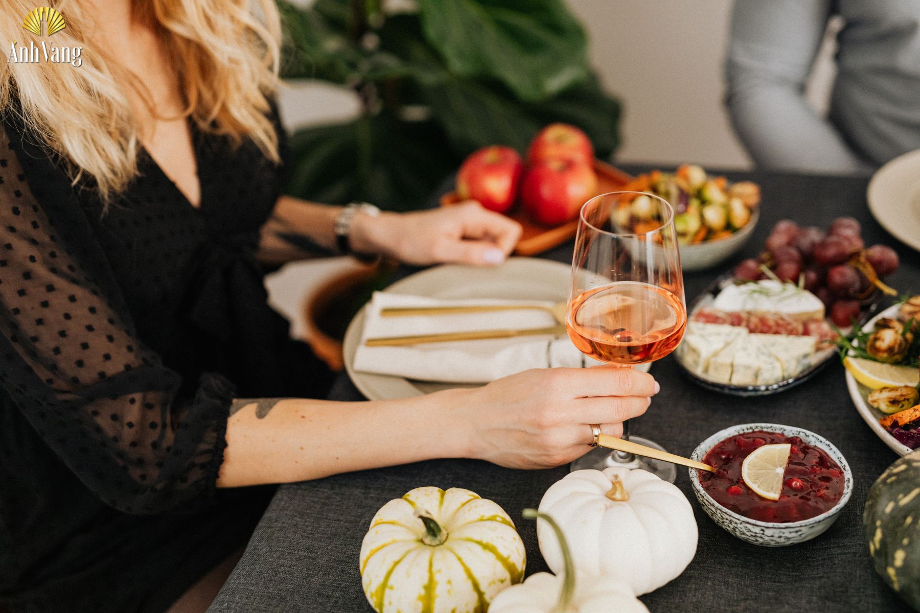 cach-cam-ly-ruou-vang-bao-ve-huong-vi