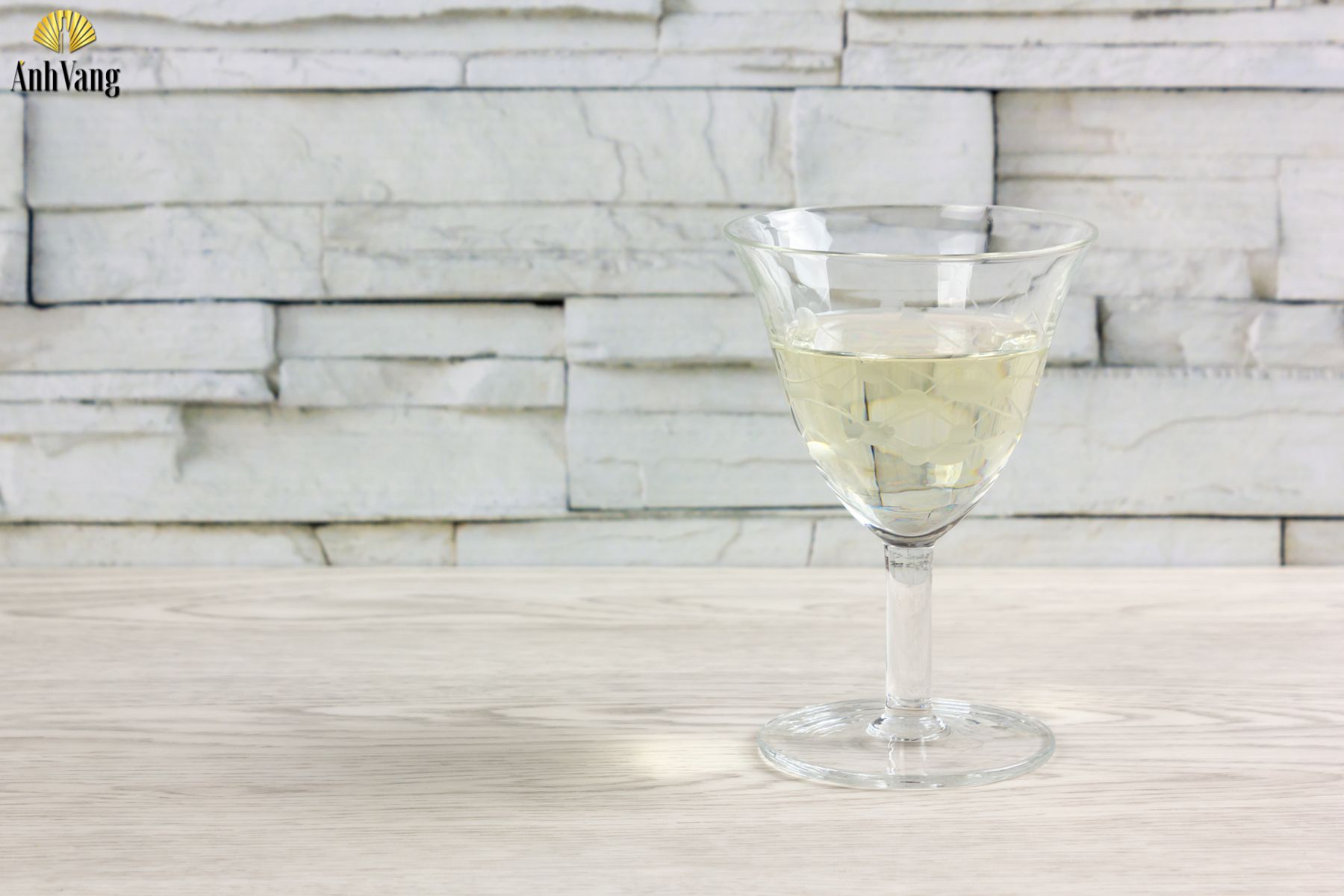 cach-cam-ly-ruou-vang-chan-ngan