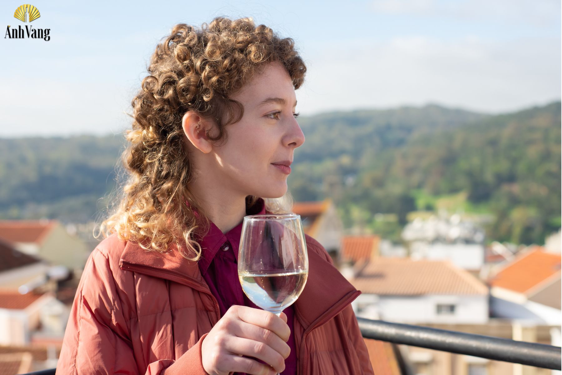 cach-cam-ly-ruou-vang-co-chan