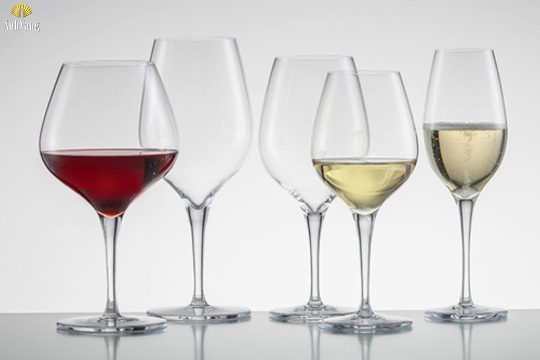 co-nen-mua-ly-vang-trang-va-ly-vang-do