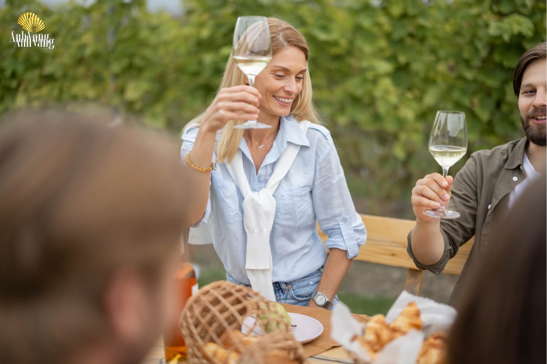 Cam-ly-vang-mot-cach-thanh-lich-nhu-chuyen-gia-ruou-vang